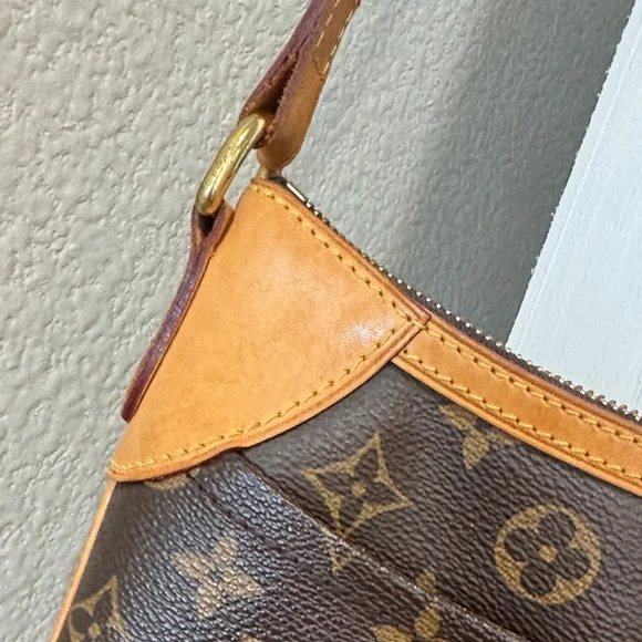 Louis Vuitton Monogram Canvas Shoulder Bag - Picture 6 of 17